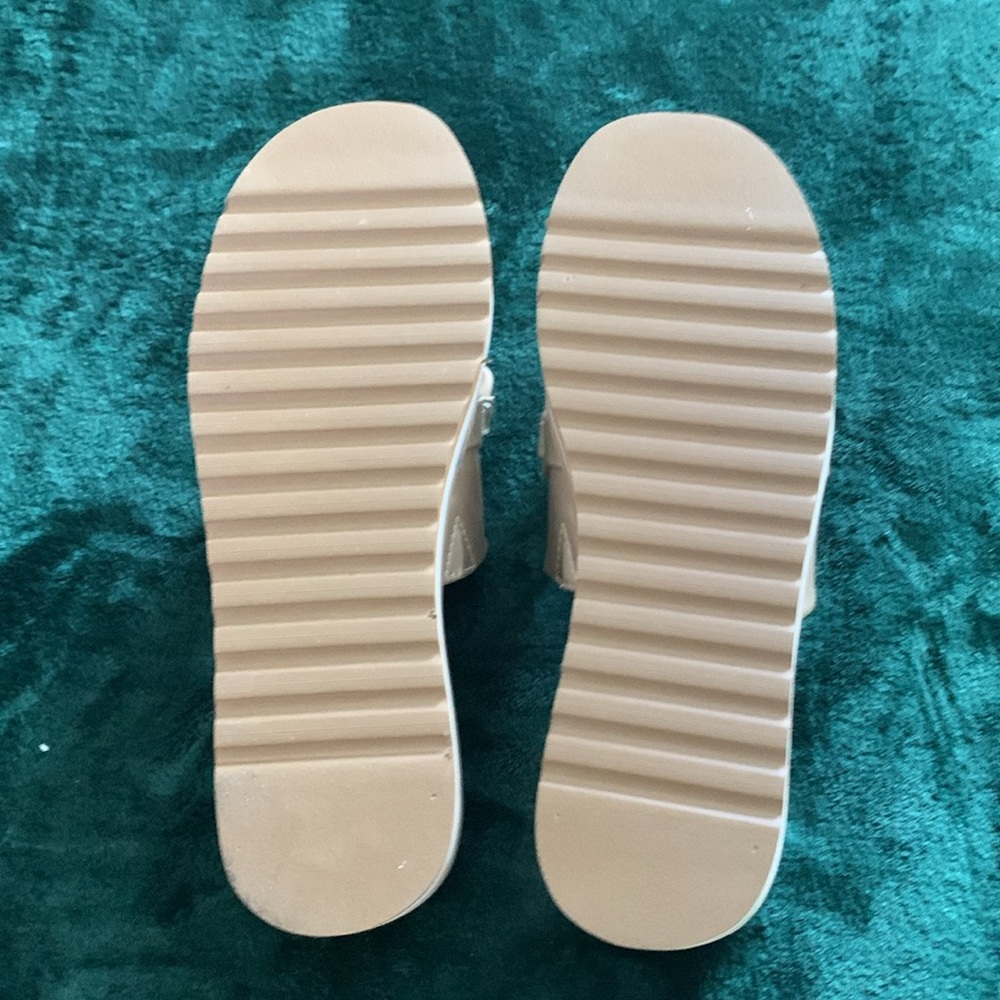 NWOT  Yellow box  Chain slide Wedges
Size 7. - Picture 4 of 5